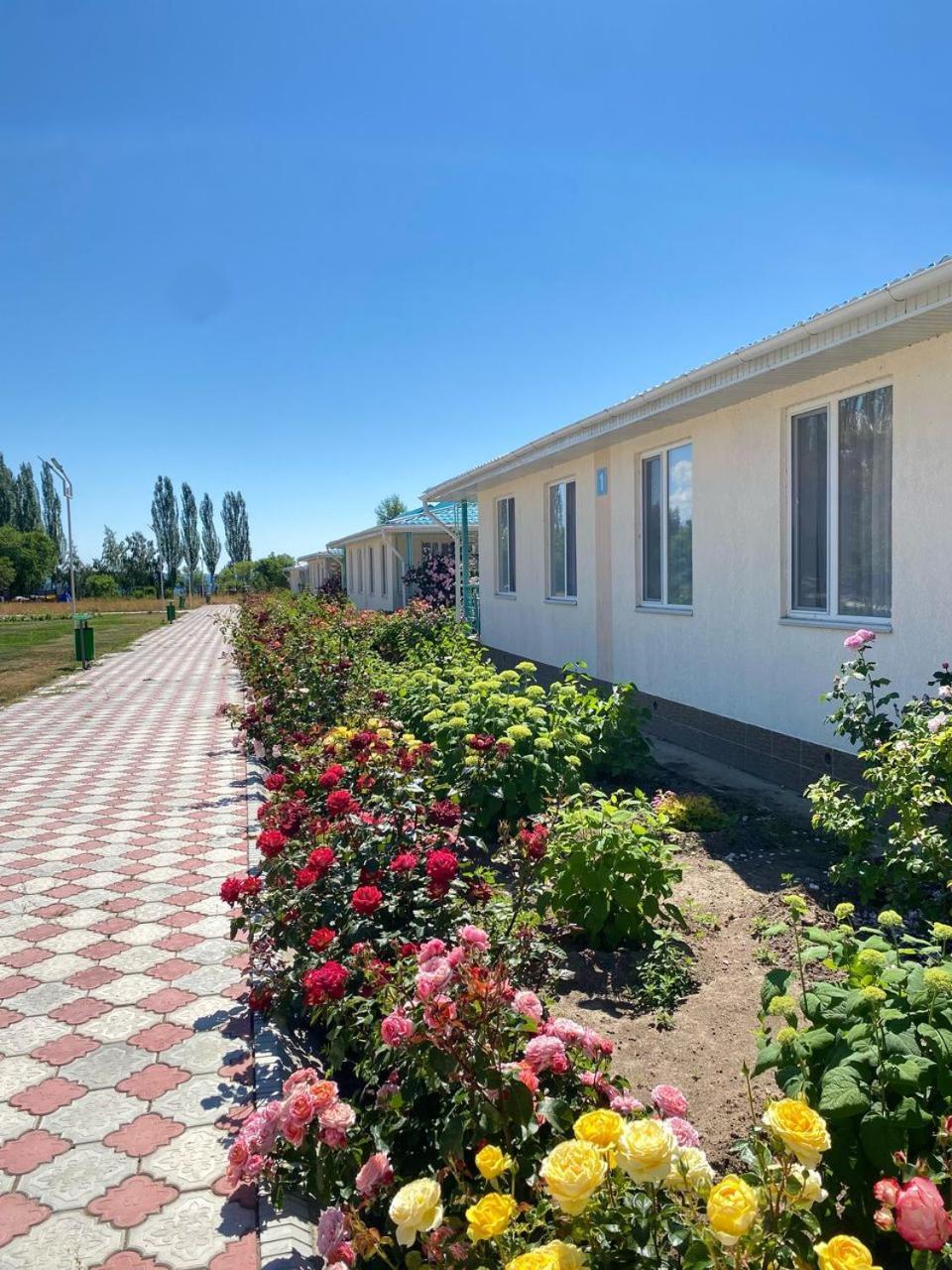 Hotel Tri Korony Cholpon-Ata Exterior foto
